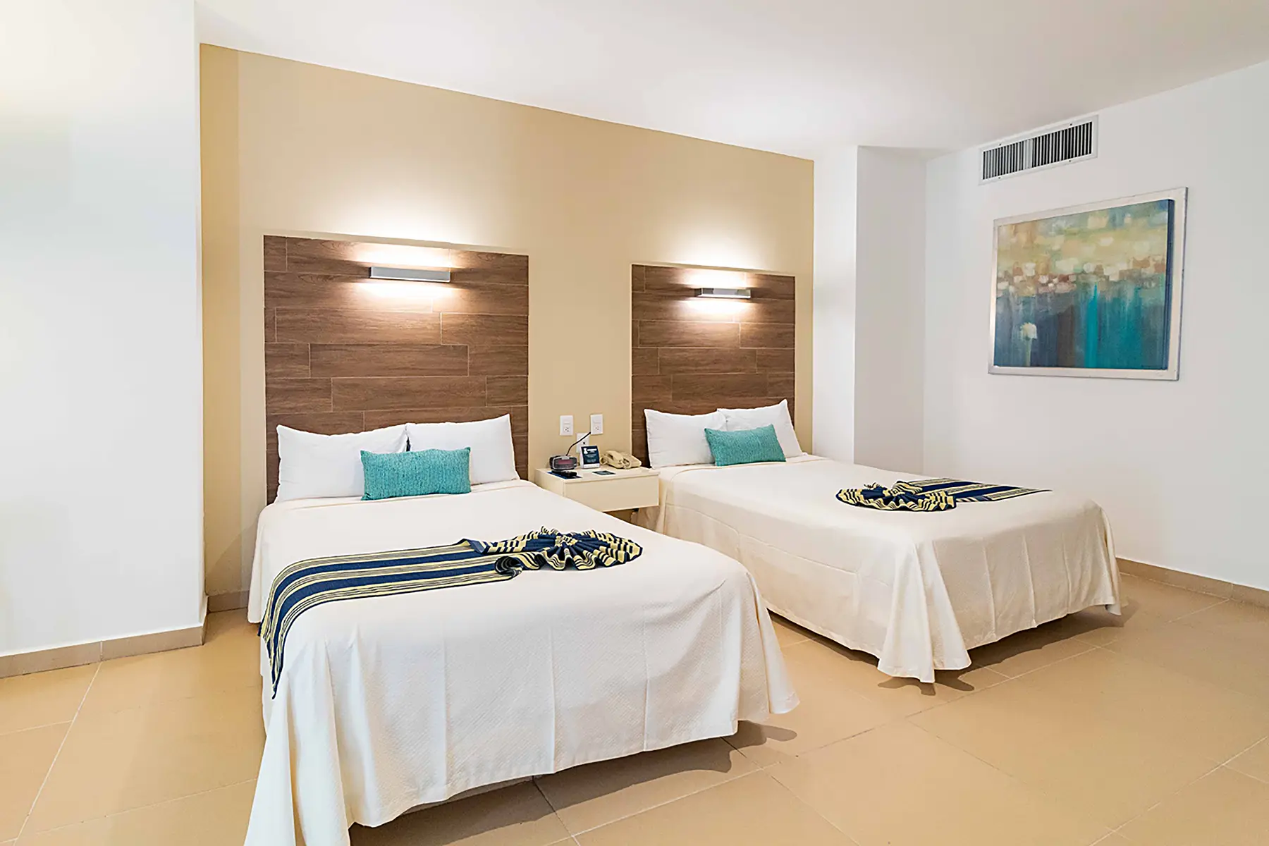 Habitación dos camas, ropa de cama, cojines, cuadro decorativo, reloj despertador, teléfono, aire acondicionado, hotel pacific palace